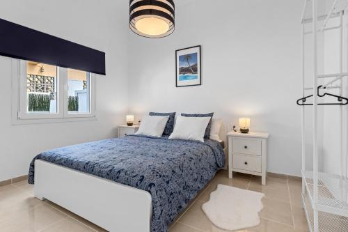 Un dormitorio blanco con una cama y dos mesitas de noche. en Home2Book Charming Apartment Teguise, Terrace, en Teguise