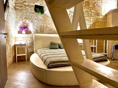 Camera con letto e scala. di Alle Grotte a Matera
