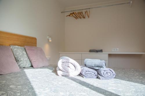 sypialnia z łóżkiem z ręcznikami w obiekcie RADAZUL SEAFRONT 33 w mieście Radazul
