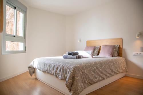 sypialnia z łóżkiem z dwoma ręcznikami w obiekcie RADAZUL SEAFRONT 33 w mieście Radazul