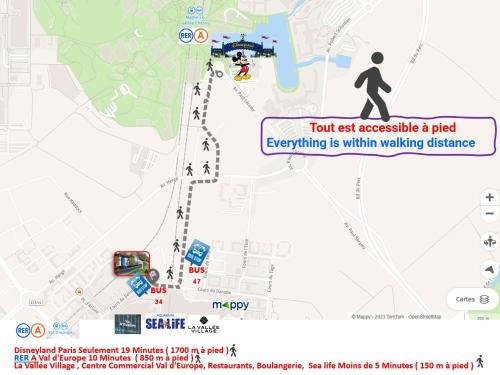 een plattegrond van een park met een persoon die erop loopt bij Magic Disneyland Paris in Serris