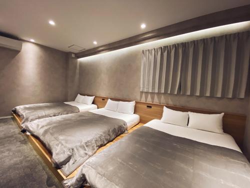 Ліжко або ліжка в номері TABISAI HOTEL Grande 博多