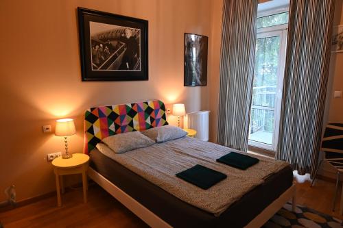 1 dormitorio con 1 cama con silla y ventana en Pepe Hostel, en Varsovia