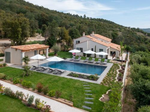 une vue aérienne d'une maison avec piscine dans l'établissement Domaine de l'auberderie Tropezienne, au Plan-de-la-Tour