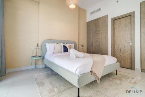 Postel nebo postele na pokoji v ubytování Metropolitan 1BR at Montrose Residence B Al Barsha South by Deluxe Holiday Homes