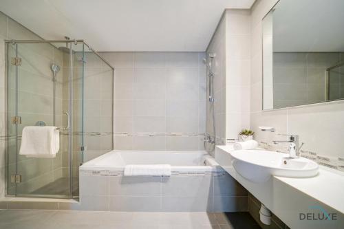 Koupelna v ubytování Metropolitan 1BR at Montrose Residence B Al Barsha South by Deluxe Holiday Homes