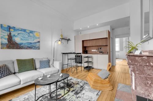 un salon avec un canapé et une table dans l'établissement Le Thillet - Proche de la Garonne, à Toulouse