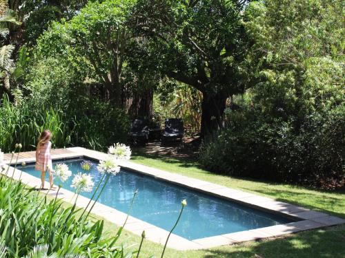 uma menina ao lado de uma piscina em Arumvale Country Retreat em Swellendam