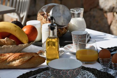 CallasにあるBastide de l'Endreのパン、卵、オイルのボトルを用意したテーブル