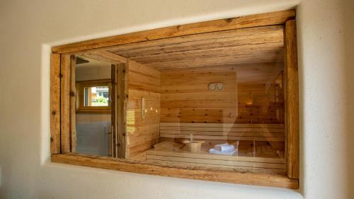 a picture of a sauna in a wooden wall at Das Logierhaus in Bad Alexandersbad