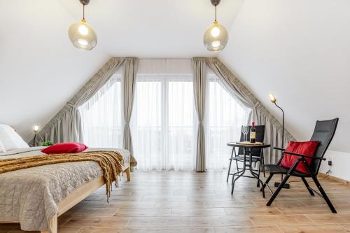 sypialnia z łóżkiem, stołem i krzesłami w obiekcie Apartmány Karlovy Dvory w mieście Horní Planá