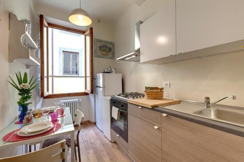 eine Küche mit einer Spüle und einem Herd Top-Backofen in der Unterkunft Casa Campuccio -Appartamento Campuccio1 e Appartamento Campuccio 2 in Florenz