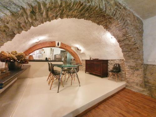 una cucina e una sala da pranzo con parete in pietra di Luxury Loft Lerici "Il vecchio frantoio" a Lerici