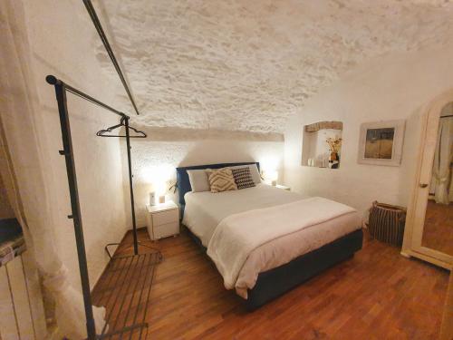 una camera con letto in una stanza con soffitto di Luxury Loft Lerici "Il vecchio frantoio" a Lerici