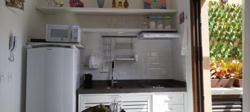 Dapur atau dapur kecil di Studio e Suite no Centro de Juquehy a 200mts da praia - Varanda e Serviço de Praia --- E MAIS Ofurô - Cozinha e Estacionamento nas unidades "STUDIO"