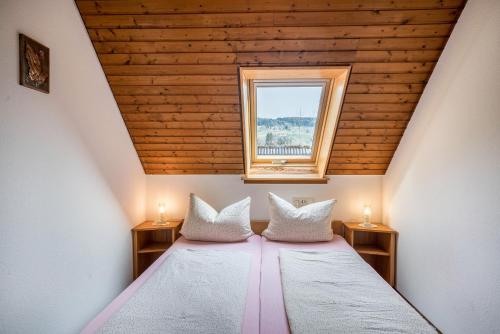 Schlafzimmer im Dachgeschoss mit einem Bett mit zwei Lampen in der Unterkunft Adlerhorst in Sasbachwalden