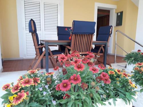 Ground floor - friendly apartment in the garden + free parking