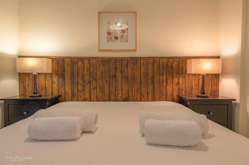 ein Schlafzimmer mit einem Bett mit zwei Lampen in der Unterkunft Harmony Sea View in Portimão