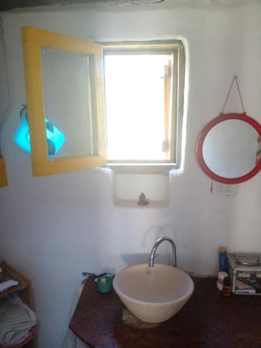 baño con lavabo y ventana en Casa alquiler, diseño único en Mar del Plata