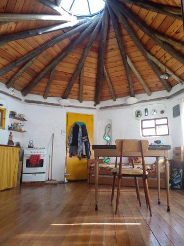 Habitación con mesa en una habitación con techo en Casa alquiler, diseño único en Mar del Plata