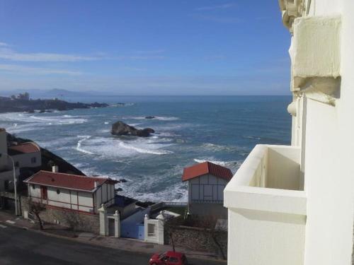 Zdjęcie z galerii obiektu Appartement avec vue exceptionnelle sur Biarritz w Biarritz