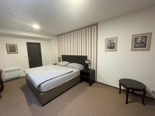 Un pat sau paturi într-o cameră la Apartmán Ateliér