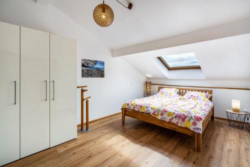 1 dormitorio con 1 cama y tragaluz en Wohnung am See en Gmund am Tegernsee