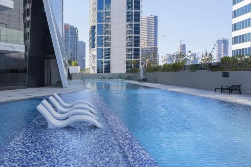 Piscina en o cerca de Marquise Square - 2Br Apartment - Allsopp&Allsopp