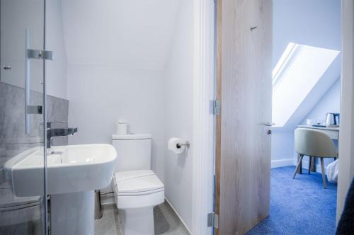 Ocean Cabins No 8 At The Square - Saundersfoot tesisinde bir banyo