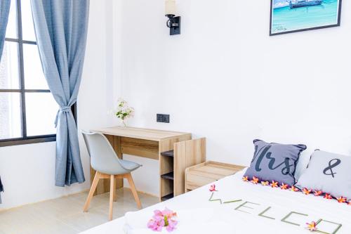 福拉杜島的住宿－Ahiva Village，一间小卧室,配有一张床和一张书桌