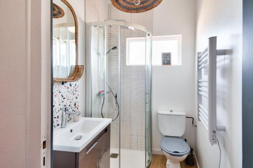 een badkamer met een toilet, een wastafel en een douche bij Jolie maison pour 6 a Noirmoutier-en-l Ile in Noirmoutier-en-l'lle