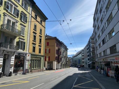 une rue vide dans une ville avec des bâtiments dans l'établissement Lucerne Apartment - near lion monument - by PAF, à Lucerne