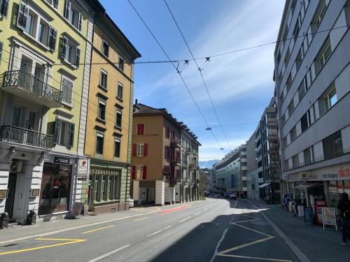 una strada vuota in una città con edifici di Lucerne Apartment - near lion monument - by PAF a Lucerna