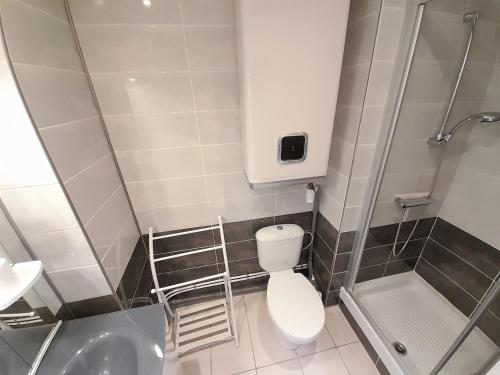 une petite salle de bain avec toilettes et lavabo dans l'établissement Studio Village Naturiste Devil or Eden, au Cap d'Agde