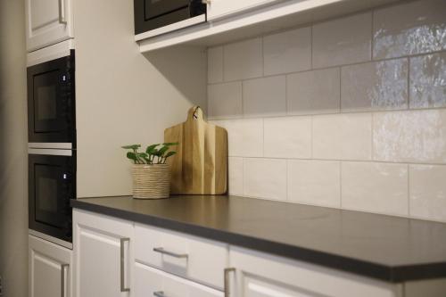 a kitchen with a counter with a wooden cutting board at Orsa Grönklitt in Orsa