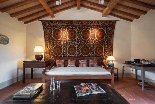 a bedroom with a bed and a wall with a pattern at Locanda Fontelupa in Campagnatico