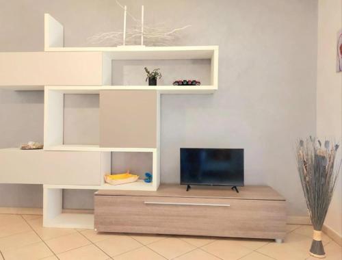 een woonkamer met een tv op een tafel bij APPARTAMENTO PICCOLO SCRIGNO in Venaria Reale