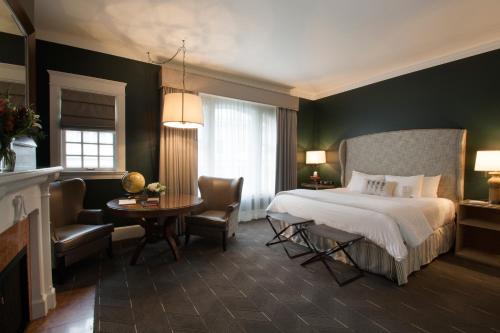 Postel nebo postele na pokoji v ubytování Sentinel Hotel