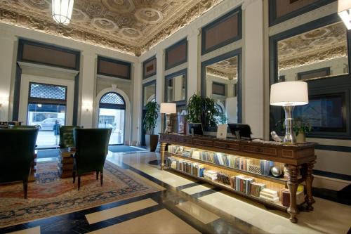 A seating area at Sentinel Hotel