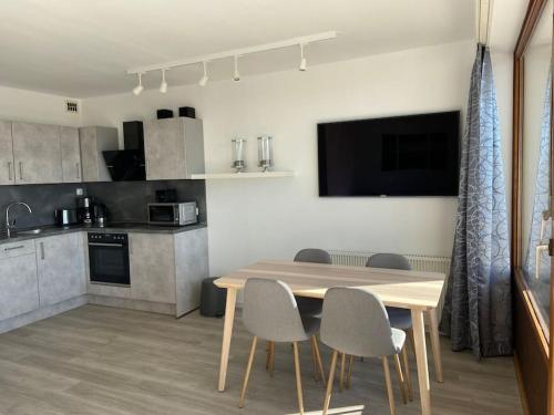 una cucina e una sala da pranzo con tavolo e sedie di Wasserblick, in 3 Min am Strand a Heiligenhafen