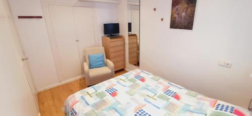 a small bedroom with a bed and a chair at Arena in Hospitalet de l'Infant