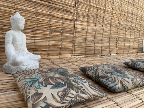 a statue and two pillows on the floor of a room at Suítes Cabanas Coral in Serra