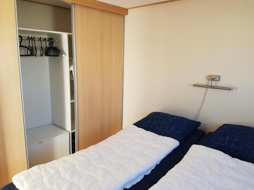 Kleines Zimmer mit 2 Betten und einem Schrank in der Unterkunft zeekrab 231 in Ballum
