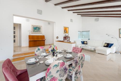 Χώρος καθιστικού στο Villa Dea