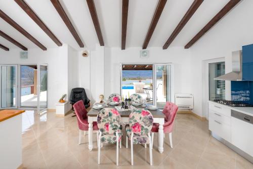 Η κουζίνα ή μικρή κουζίνα στο Villa Dea