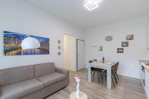 un salon avec un canapé et une table dans l'établissement Santacroce lovely apartment in Florence, à Florence