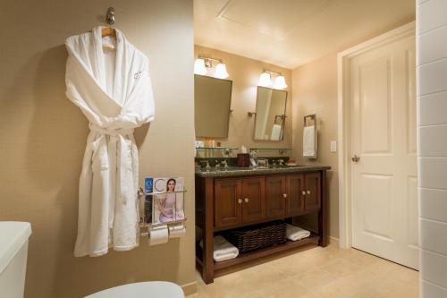 A bathroom at Cupertino Hotel