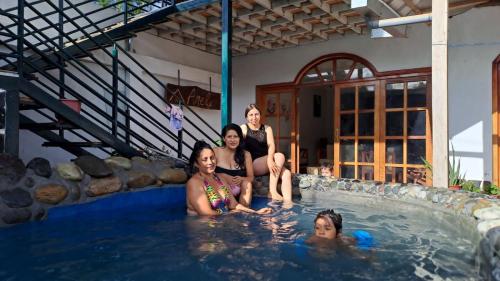 un grupo de mujeres sentadas en una piscina en Casa de campo en contacto con la naturaleza., en Tingo María