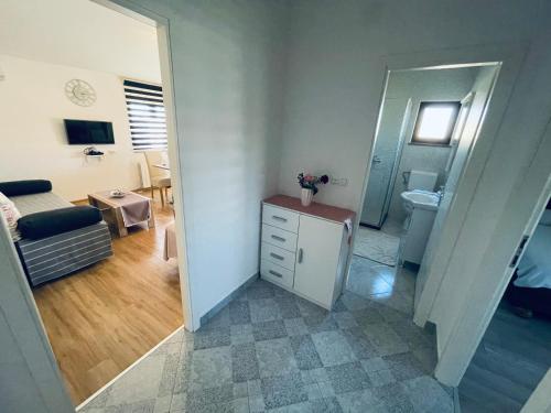 um quarto com uma casa de banho e um quarto com um lavatório em Apartmani Anida em Porec
