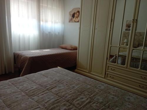 1 dormitorio con 2 camas y vestidor en Residenza Damiano, en Asís